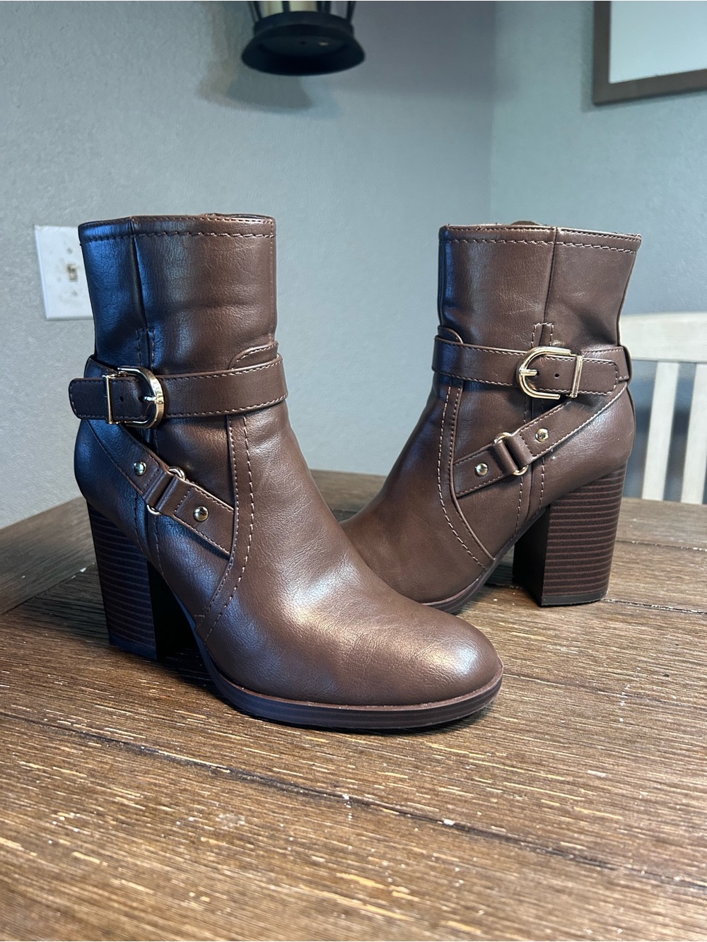 Unisa Ledger boots size 7